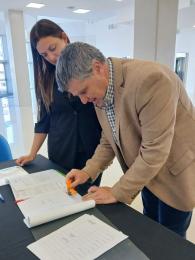 Firma junto al Gobierno Provincial el convenio para la reducción de los impuestos en la boleta de la luz